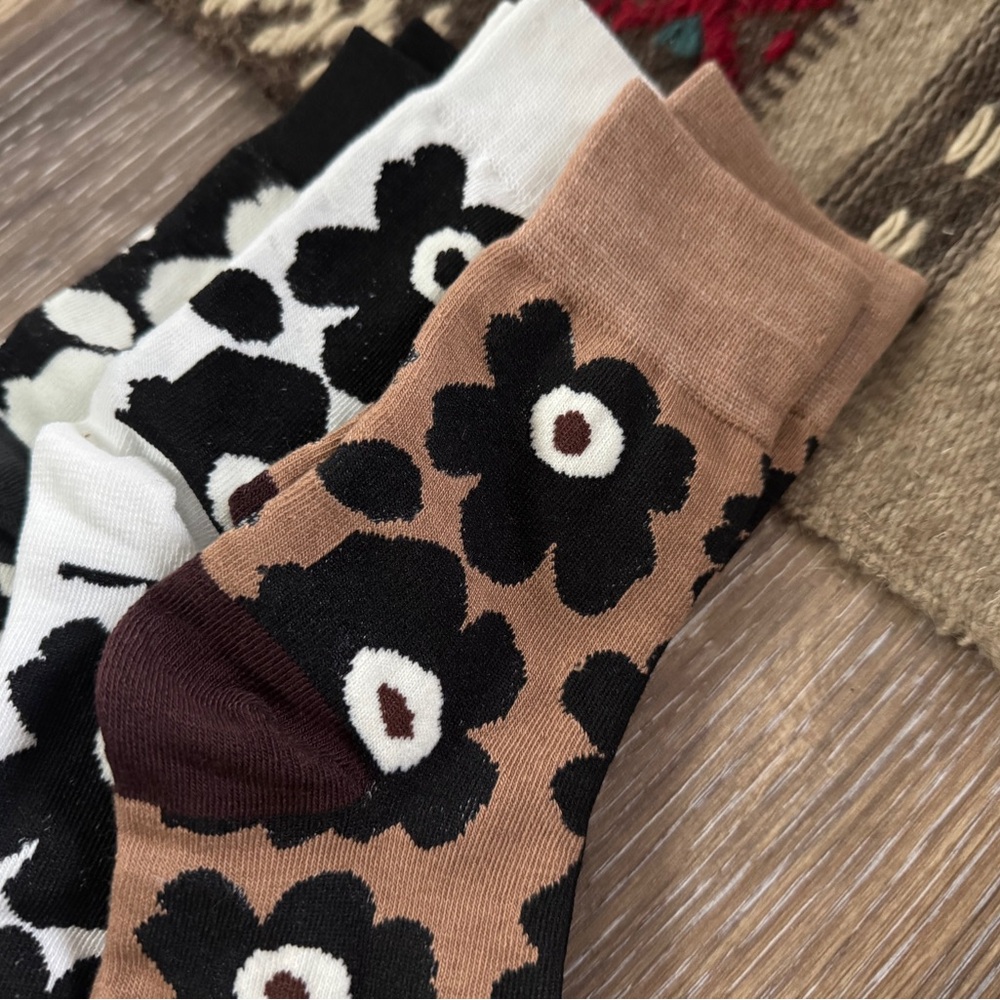 FREE with any purchase Flower Crew Socks Neutral Tones OS NEW - Picture 2 of 4